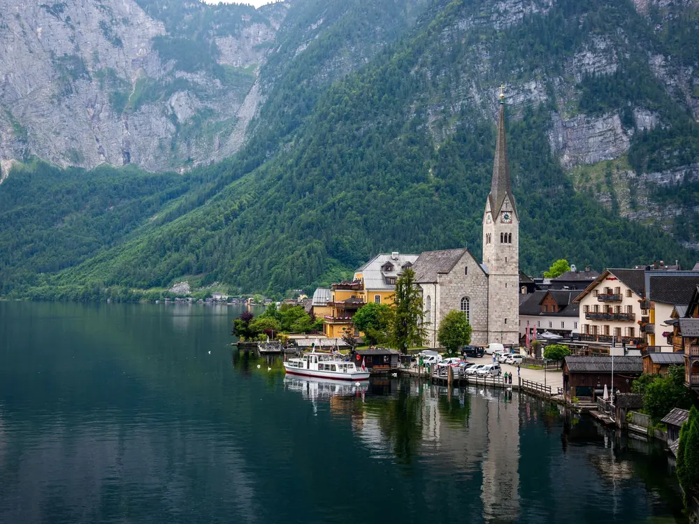 Hallstatt sul suo lago nelle Alpi austriache