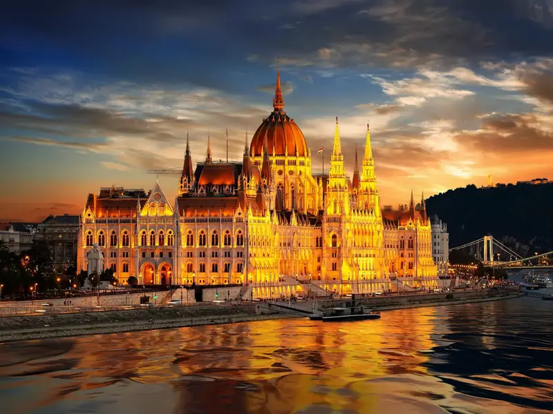 Il Parlamento di Budapest illuminato sul Danubio