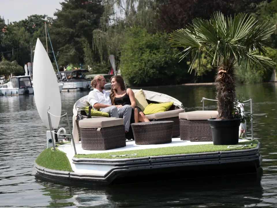 Schwimmende Oase: E-Boot-Verleih Alte Donau Wien – Foto 1