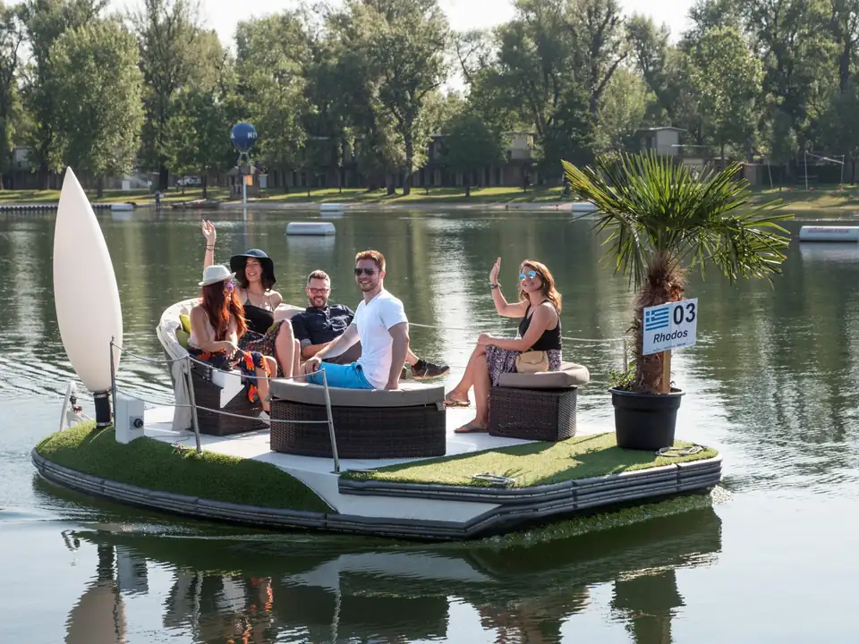 Schwimmende Oase: E-Boot-Verleih Alte Donau Wien – Foto 2
