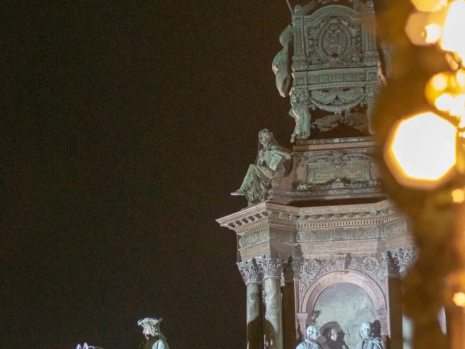 Schönbrunn Christmas Market Tour – Apfelstrudel Show, Tasting & Imperial Lights – photo 4