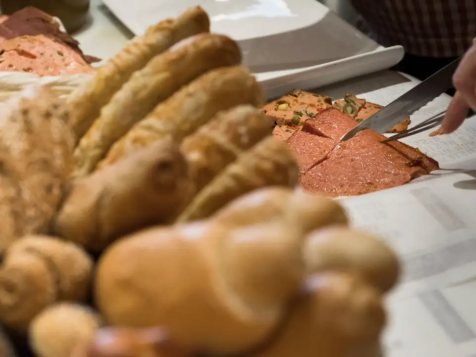 Piccolo gruppo: tour di street food e degustazione di vini a Vienna – foto 3