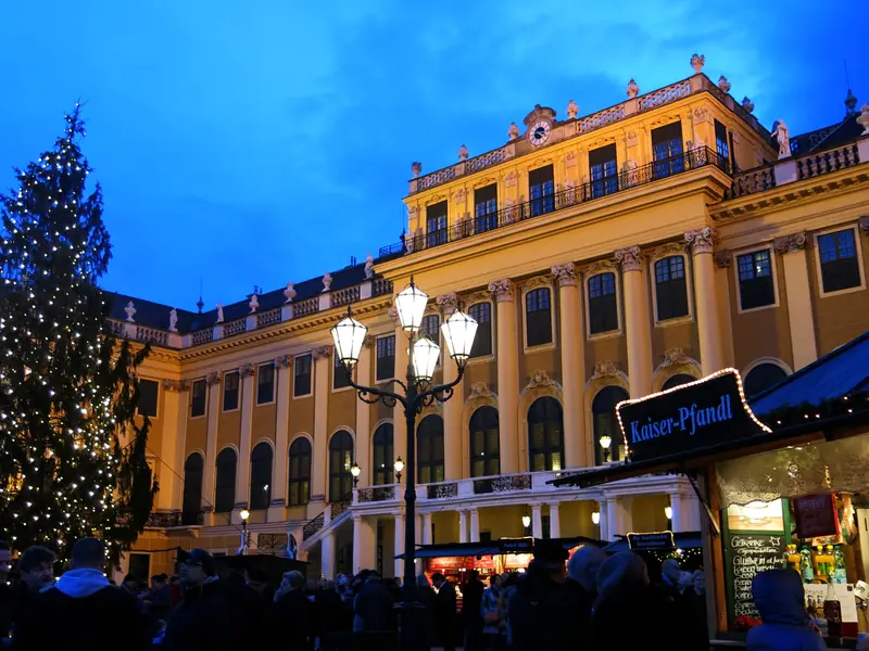 Schönbrunn Christmas Market Tour – Apfelstrudel Show, Tasting & Imperial Lights – Prime Tours Vienna
