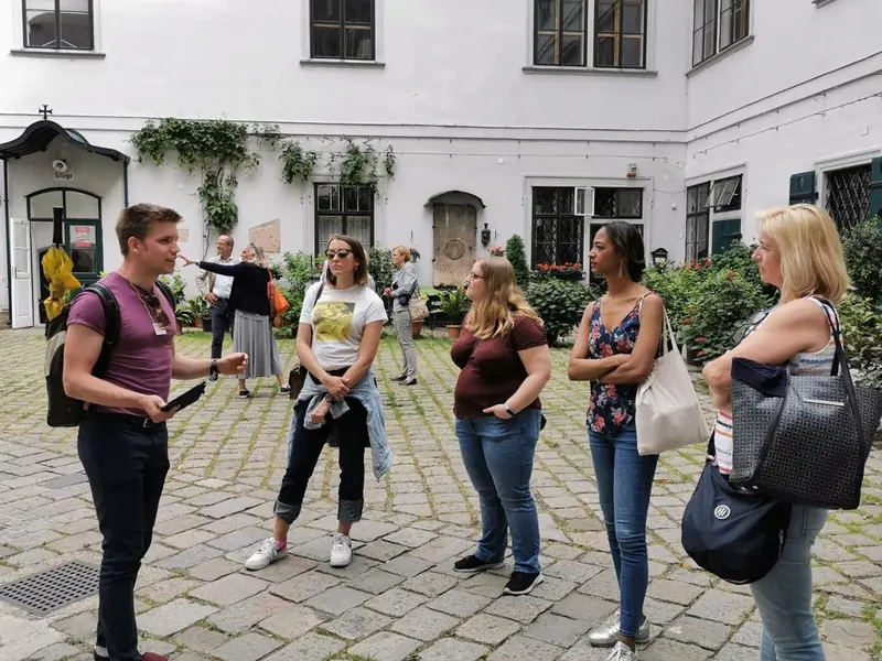 I luoghi nascosti di Vienna: cortili segreti, leggende e simboli – Prime Tours Vienna