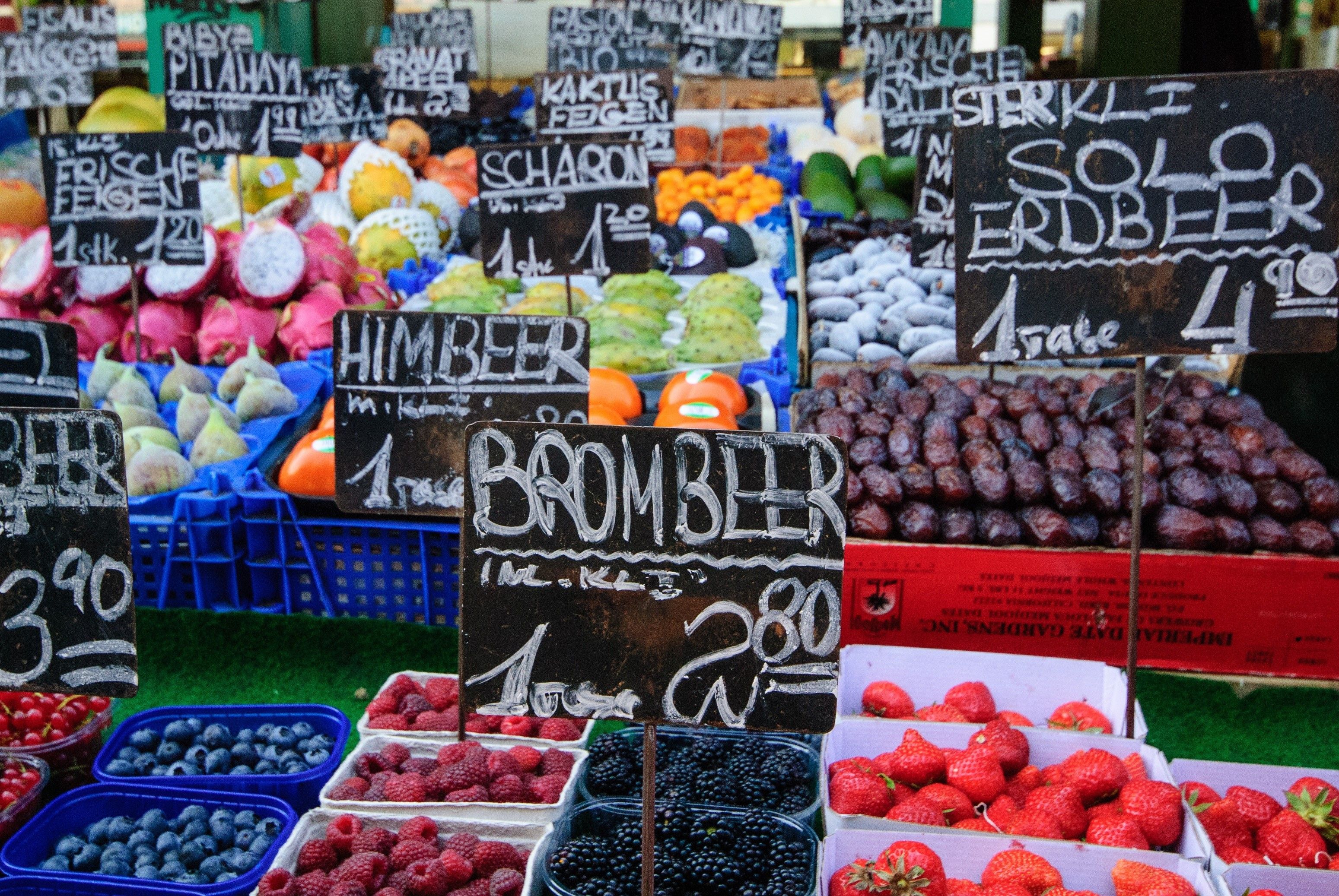 Puesto del Naschmarkt con frutas variadas