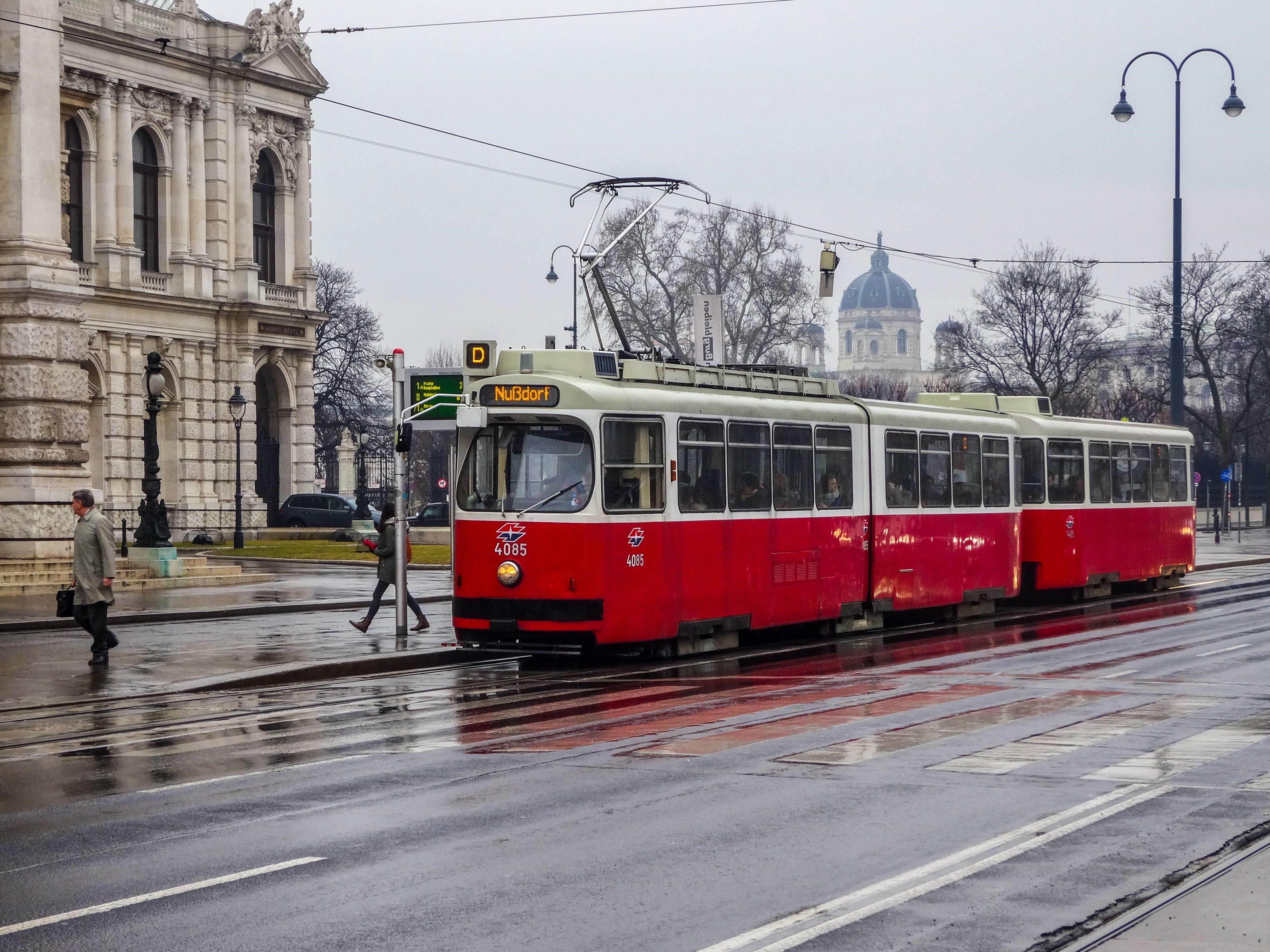 Erkunde den Wiener Ring mit einem niedrigen Budget - die traditionelle Rote Straßenbahn an einem regnerischen Tag