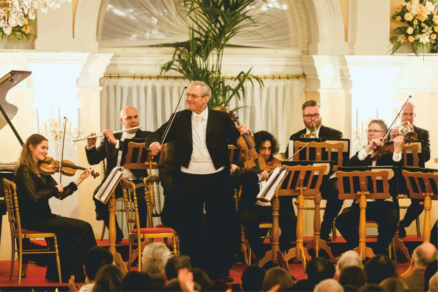 Una orquesta que toca música clásica en una sala de conciertos