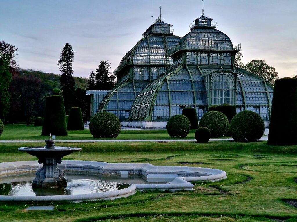 La casa de palmeras de cristal en el Parque Schönbrunn de Viena -Palmenhaus: goran.zidak Instagram