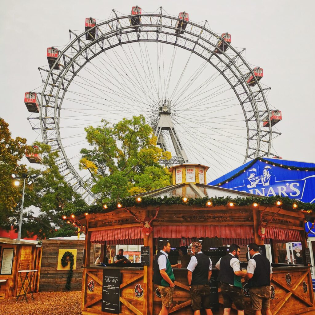 Wiener Riesenrad mit einer Gruppe von Menschen in Tracht.